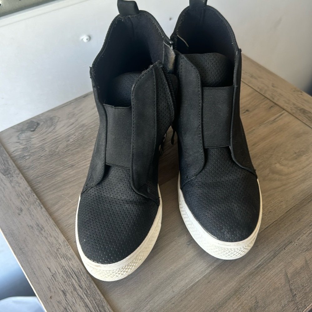 Black wedge shoe
